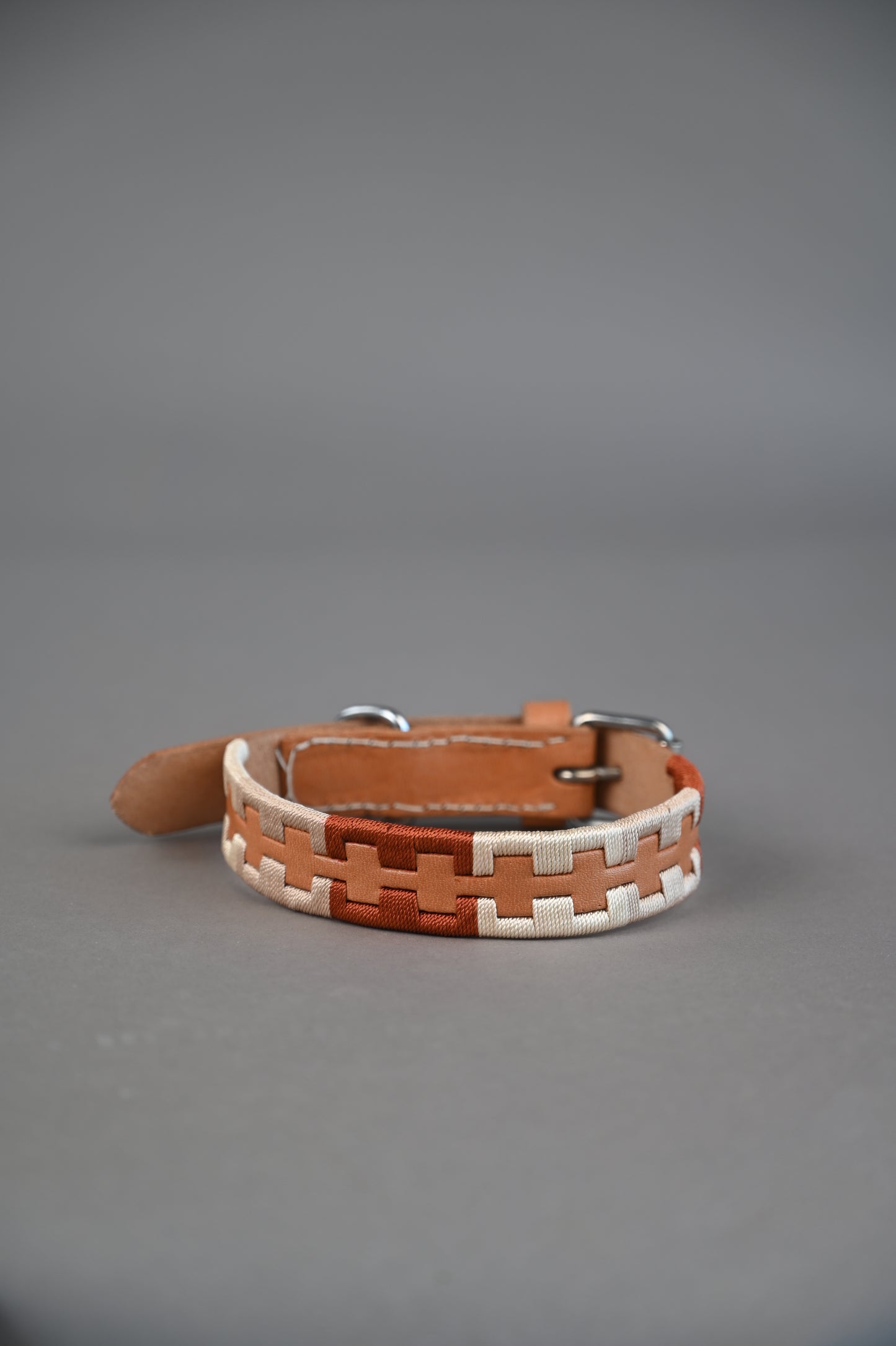 Broderet læder halsbånd - Nordicbands.dk